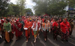 2.500 Perempuan Berkebaya Bersama Ibu Negara di Solo Pecahkan Rekor Muri