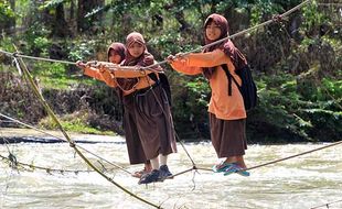 Ngeri! Potret Perjuangan Siswa di Pedalaman Aceh Meniti Tali Baja ke Sekolah