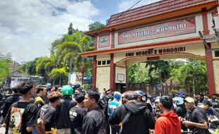 Gelar Unjuk Rasa Damai, Ratusan Anggota PSHW Geruduk SMKN 2 Wonogiri