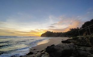 Inilah Pesona Pantai Nampu Wonogiri yang Dikelilingi Perbukitan Karst