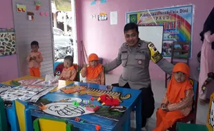 Polisi Sahabat Anak, Bhabinkamtibmas Ini Kunjungi PAUD di Brangkal Klaten