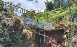 Masih Erosi, Tanah Sekitar Jembatan Nglurah Tawangmangu Dipasangi Beronjong