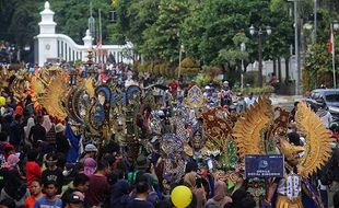 Digelar Bertepatan Hari Batik, Ini Potret Meriahnya Solo Batik Carnival XIII