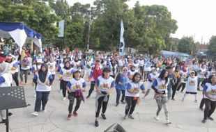 Dies Natalis ke-38, UT Surakarta Ajak Warga Senam Zumba Massal di Colomadu