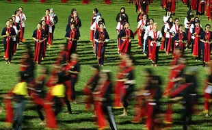 1.000 Penari Latihan Tari Kolosal Jelang Festival Gandrung Sewu di Banyuwangi