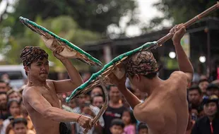 Tradisi Gebug Ende, Ritual Perang Meminta Hujan di Desa Adat Seraya Bali