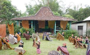 Asyiknya Belajar Membatik Lewat Tarian di Lereng Merapi Boyolali