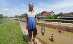 Hasil Tangkapan Ikan di Saluran Irigasi Colo Sedikit, Warga Wonogiri Kecewa