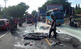 Jalan Semarang-Solo Mendadak Penuh Cat, Pengguna Jalan Berjatuhan karena Licin