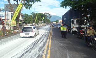 Kronologi Truk Pengangkut Cat Terguling di Boyolali hingga Bikin Jalan Licin