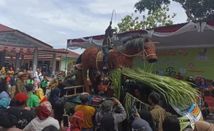 Meriah! 1.800 Peserta Ikuti Grebeg Penjalin, Ragam Kerajinan Rotan Dipamerkan