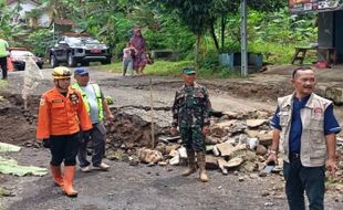 Bencana Tanah Bergerak Bikin Jalan di Wonosobo Ambles