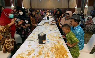 Peringati Hari Batik, Belasan Anak Difabel di Semarang Membatik Kain 20 Meter