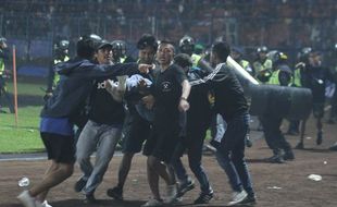 Laga Arema FC Vs Persebaya Ricuh, Sejumlah Suporter Dikabarkan Meninggal Dunia