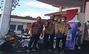 Tutup Event Solo Great Sale 2022, Gibran Beli Batik Lengan Panjang dari UMKM