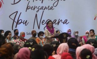 Momen Ibu Negara Iriana dan 2.500 Perempuan Berkebaya Banjiri Jalan Utama Solo