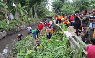 Bersama Sukarelawan di Klaten, Bupati Mulyani Turun ke Sungai Bersihkan Sampah