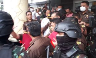 Pembunuhan Brigadir J: Pelimpahan Tahap II Ferdy Sambo Cs Diwarnai Protes