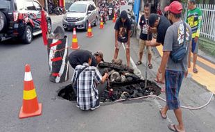 Sebelum Jatuh Korban, Sukarelawan Tambal Jalan di Ruas Wedi-Bayat Klaten