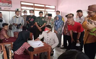 Terketuk Surat dari Siswa SD, Ganjar Datangi Sekolah di Tengaran Semarang