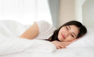 Fakta Ilmiah Efek Tidur dengan Rambut Basah