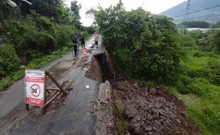 Imbas Hujan Deras, Talut Jalan Penghubung 2 Kelurahan di Ungaran Amblas