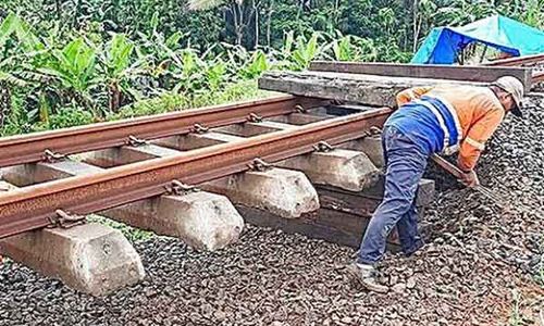 Tanah Ambles, Perjalanan KA Lintas Selatan Jawa di Cilacap Terhambat