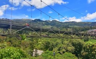 Meski Rusak, Warga Lereng Merapi Nekat Lewati Jembatan Gantung Jrakah Boyolali