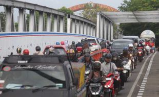 Kian Padat, Butuh hingga 20 Menit Lewati Jembatan Jurug C Solo saat Jam Sibuk