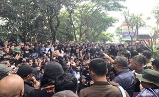 Ratusan Aremania Unjuk Rasa, Minta Kejati Jatim Tolak Berkas Perkara Kanjuruhan