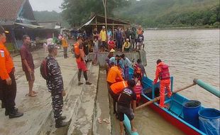 Diterjang Ombak, Kapal Terbalik di Perairan Kebumen