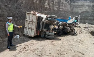 2 Truk Jatuh ke Jurang Galian C di Demak, Seorang Sopir Meninggal