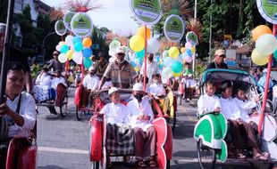 Meriah! 125 Anak Peserta Khitan Massal Diarak di CFD Solo