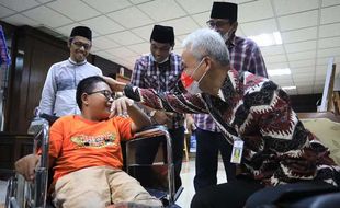 Hafal Al-Qur'an, Bocah 12 Tahun Dapat Kursi Roda Elektrik dari Gubernur Ganjar