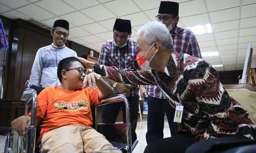 Hafal Al-Qur'an, Bocah 12 Tahun Dapat Kursi Roda Elektrik dari Gubernur Ganjar