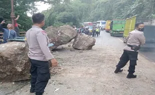 Dua Mobil Tertimpa Longsoran Batu Sebesar Gerobak, 4 Orang Terluka