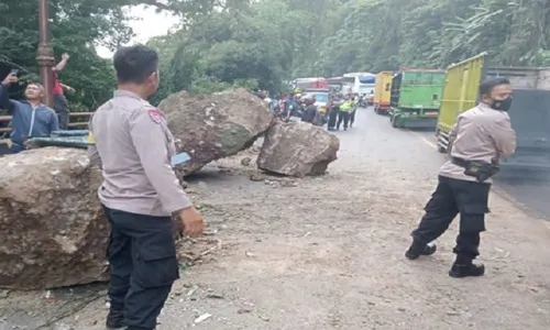 Dua Mobil Tertimpa Longsoran Batu Sebesar Gerobak, 4 Orang Terluka