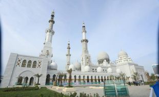 Benar-benar Megah! Ini Potret Interior Masjid Raya Sheikh Zayed Solo