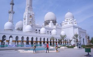 Cek Persiapan Peresmian, Dirjen Cipta Karya Tinjau Masjid Sheikh Zayed Solo