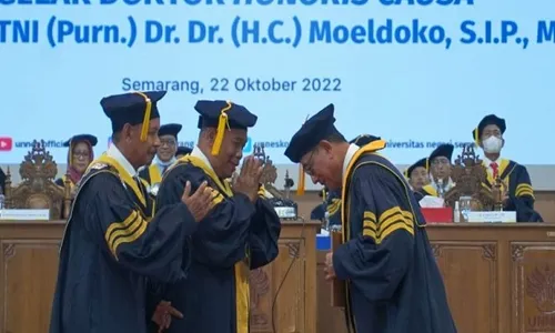 Unnes Beri Gelar Doktor HC ke Moeldoko, Mahasiswa Demo