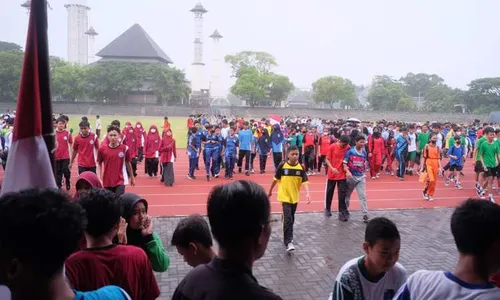 Momen saat Gibran Bubarkan Barisan Ribuan Peserta Popda Solo gegara Hujan