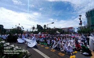 Selawat Bersama Gus Miftah, Puluhan Ribu Orang Putihkan Jl. Pahlawan Madiun