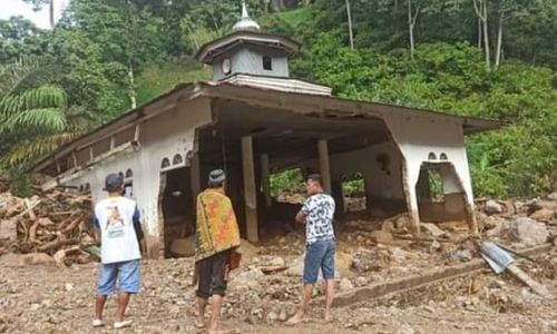 Banjir Bandang di Mamuju Hanyutkan Delapan Rumah