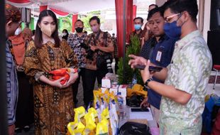 Momen Selvi Ananda Borong Beras dan Produk Petani di Bazar Kampung Joglo Solo