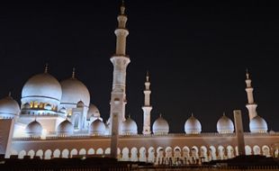 Sama-sama Megah, Ini Beda Masjid Raya Sheikh Zayed di Solo dan Abu Dhabi