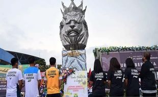 Atlet Bulu Tangkis Indonesia Tabur Bunga di Patung Singa Stadion Kanjuruhan