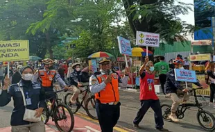 Petugas Gabungan Sosialisasi Waspada Copet di CFD Solo