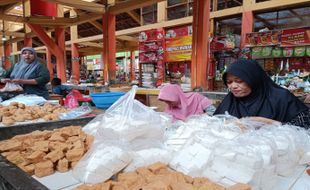 Dilema Pedagang Pasar Bunder Sragen, Harga Kedelai Naik, Harga Tahu Tetap