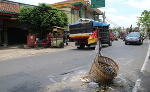 Ketika Truk Uruk Tol Solo-Jogja Dinilai Perparah Kerusakan Jalan di Klaten