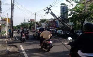 Tiang Listrik Ambruk, Lampu Lalu Lintas di Dawung Solo Mati